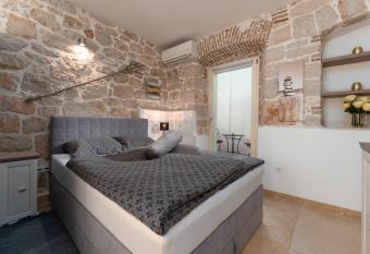 Apartment  allows 18 year olds to book a room