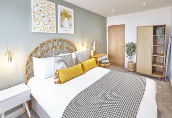 Host & Stay - Sandcastles Apartment allows 18 year olds to book a room