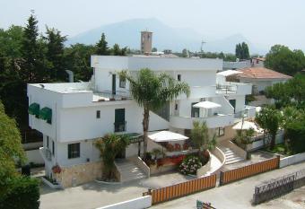 Hotel Paistos Paestum allows 18 year olds to book a room