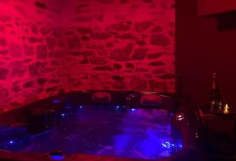 Cosy Room Jacuzzi Romantique allows 18 year olds to book a room