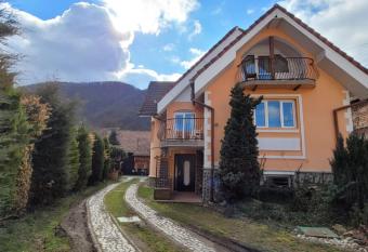 Casa Rosa allows 18 year olds to book a room