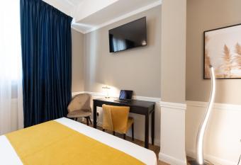 Pure Hotel by Athens Prime Hotels has rooms with a private hot tub