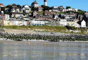 Charmant appartement vu sur mer allows 18 year olds to book a room