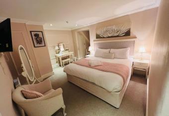 The Poachers Hotel allows 18 year olds to book a room