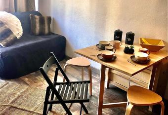 Charmant studio au pieds des remont  es m  caniques. has Balcony rooms