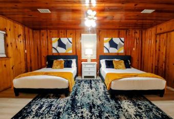 Lake Haven Cottage with Game Room has Balcony rooms