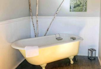 Mahaney Suite Bw Boutique Hotel allows 18 year olds to book a room