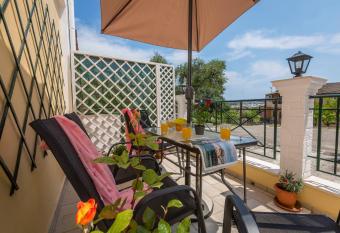 Borts apartment allows 18 year olds to book a room