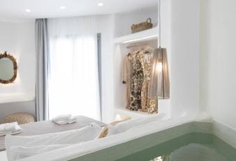 Majestique of Naxos boutique hotel has rooms with a private hot tub