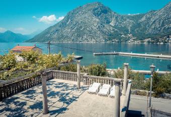 Apartments with great sea view, large terase and own access to the sea. has Balcony rooms