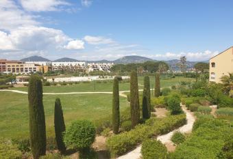 Superbe appartement 2 chambres piscine et plage has Balcony rooms