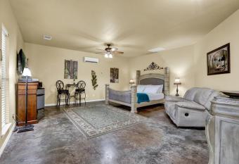 Cozi Cottage with Hot Tub! - 2 Min to Wineries! has rooms with a private hot tub