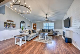 Wow! Exceptional House with Inviting Fire Pit! has Balcony rooms