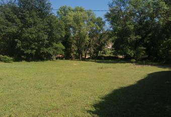 La bresque allows 18 year olds to book a room