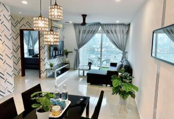 KSL City Mall 7-10pax -2Bedroom-Netflix-Smart TV65inch has rooms with a private hot tub