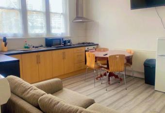 Entire Two Double Bedrooms Flat N4 has Balcony rooms