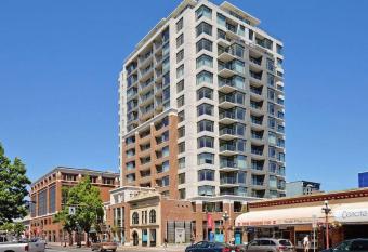 Modern 2 bedroom ocean views Victoria downtown free parking allows 18 year olds to book a room