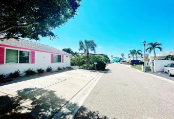 Beach Ave Escape Unit A has Balcony rooms