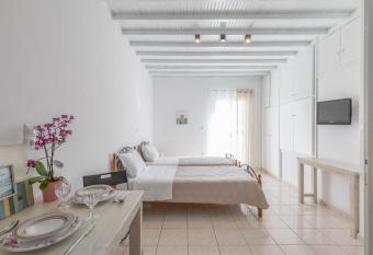 Tyrovoli has Balcony rooms