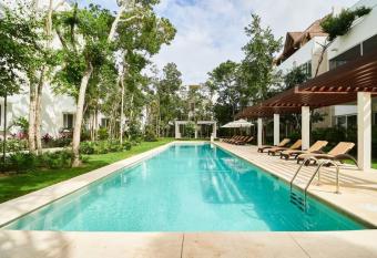 Macbeth - Rooftop with Jacuzzi & Beach Club Access has rooms with a private hot tub