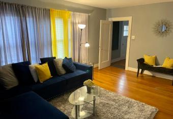 2nd level duplex, Downtown Houston near Toyota Center, Smoking allowed on Balcony! allows 18 year olds to book a room