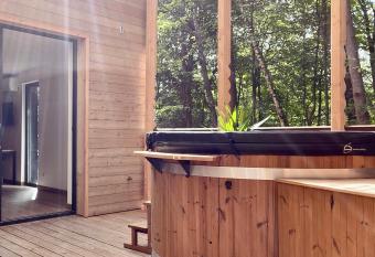 Madame Imagine, Lodges & SPA Epinal allows 18 year olds to book a room