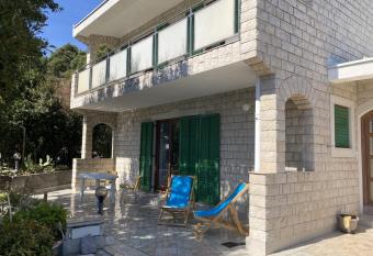 Lavender and Salt Holiday Home has Balcony rooms