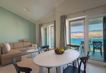 Apartvilla Pag has rooms with a private hot tub