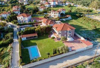 Anasemia Villa Pelion allows 18 year olds to book a room