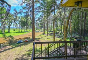 Sampson Adventure Lake House has rooms with a private hot tub