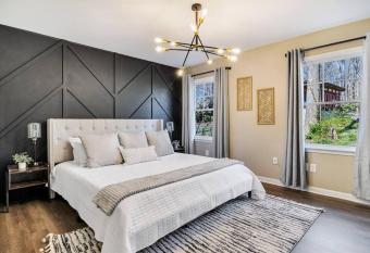 NEW Seneca Creek Hideaway Near Clemson and Lake Keowee w Hot Tub and Game Room has Balcony rooms