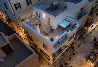 Nomadic Cozy Rooms allows 18 year olds to book a room