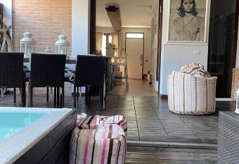 Casa Vacanze Costa Milano Marittima allows 18 year olds to book a room