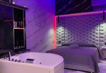 Samm B&B San Gregorio Armeno has rooms with a private hot tub