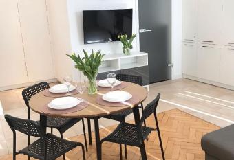 Klimatyczny Apartament pod Ratuszem -ul.   l  ska 2 allows 18 year olds to book a room