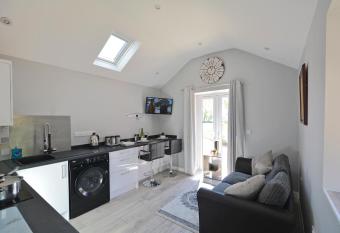 Stylish ground floor conversion near Bath and Priston with outstanding views allows 18 year olds to book a room