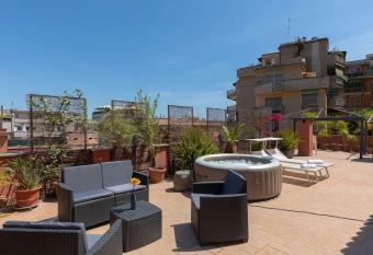 Penthouse with Jacuzzi on Terrace in Trastevere has rooms with a private hot tub