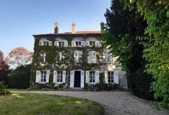 Logis HOTEL DU PARC allows 18 year olds to book a room