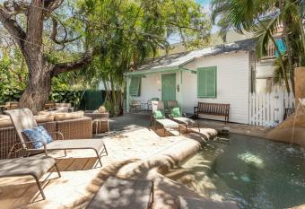 Pilar Cottage allows 18 year olds to book a room