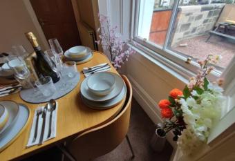 Central Edinburgh Private Garden with parking allows 18 year olds to book a room