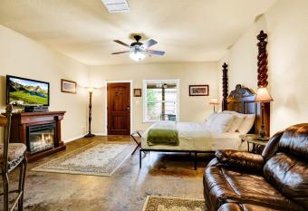 Amazing Cottage with Hot Tub! - 2 Min to Wineries! has Balcony rooms