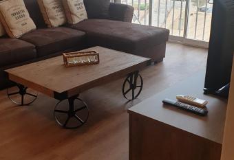 LES VAGUES AU BAlCON LES DRAPS NE SONT PAS FOURNIS has Balcony rooms