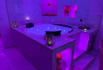Suite romantique avec jaccuzy    la gare de Montpellier allows 18 year olds to book a room
