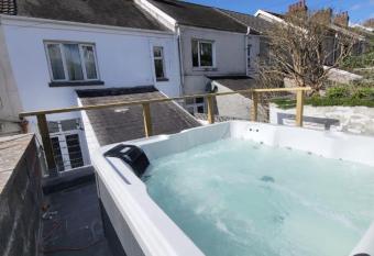 Bright 3 Bedroom house with Hot Tub allows 18 year olds to book a room