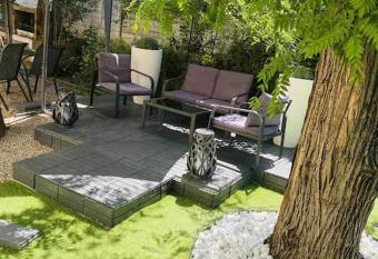 Belle villa    5 mn du centre avec grd jaccuzy has rooms with a private hot tub