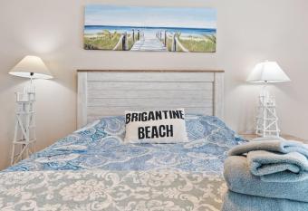 Cozy Beach Block Condo Parking Patio has Balcony rooms