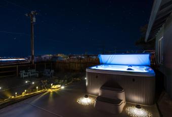 Desert Twilight 29 - Hot Tub & EV Charger allows 18 year olds to book a room