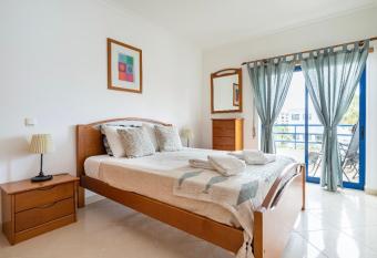 Quarteira beach house has Balcony rooms