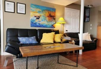 Entire suite , Mountain View   easy access to Banff and Canmore has Balcony rooms