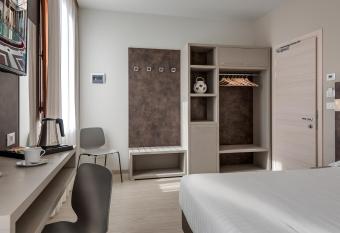 Hotel Boston allows 18 year olds to book a room